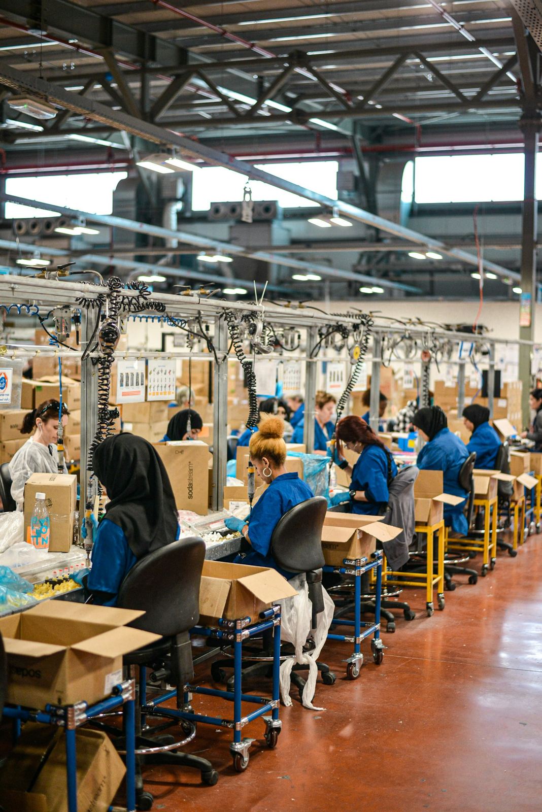 Trabajadores en una línea de producción