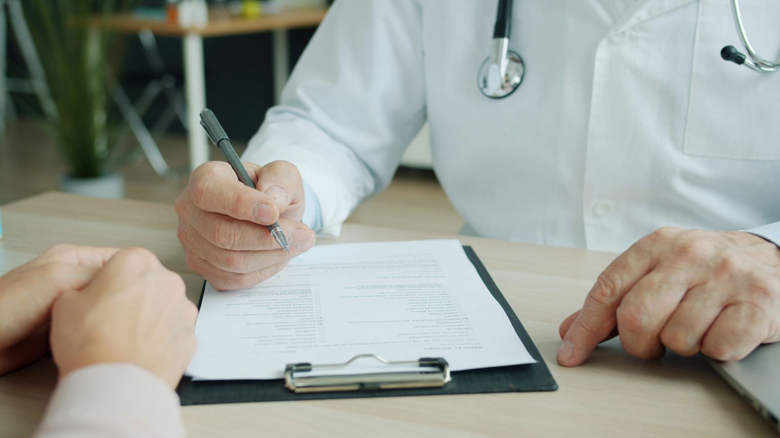 Médico revisando un informe con un paciente